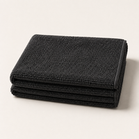 Serviette microfibre anthracite pliée de trois quarts, épaisseur des plis et densité du tissage visibles