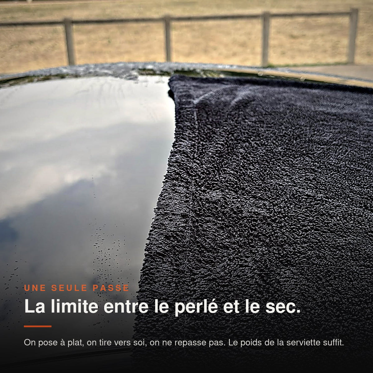 Serviette MIRE tirée à plat sur le toit : limite nette entre la zone perlée et la zone sèche