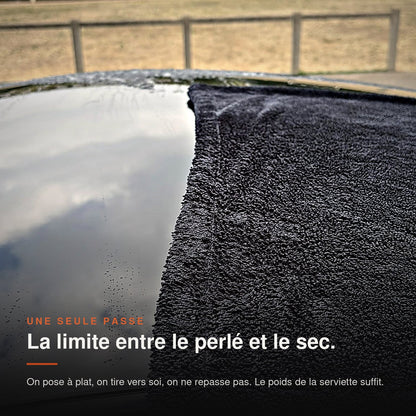 Serviette MIRE tirée à plat sur le toit : limite nette entre la zone perlée et la zone sèche