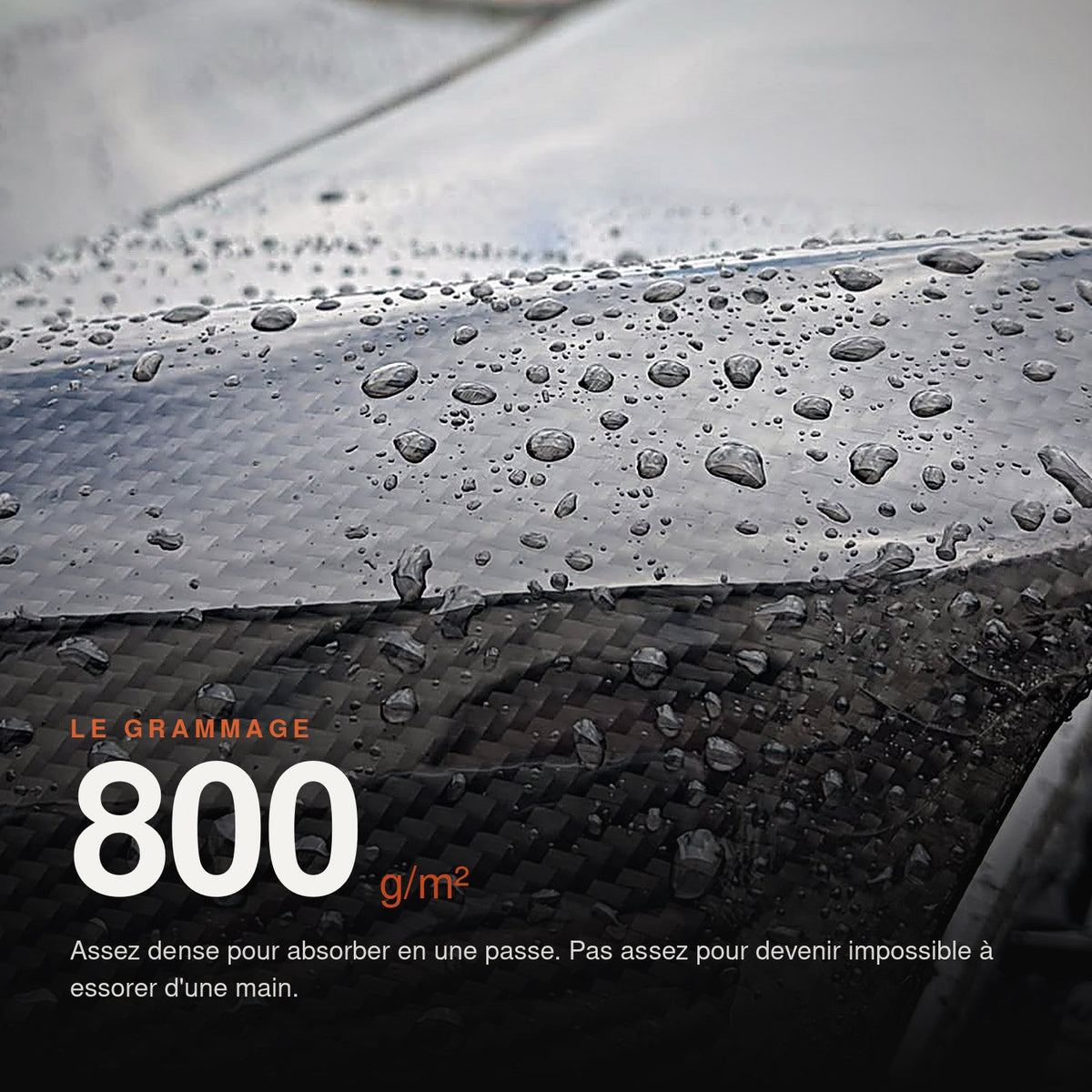 Gouttes d'eau perlées sur un capot noir — 800 g/m², le grammage de la serviette MIRE
