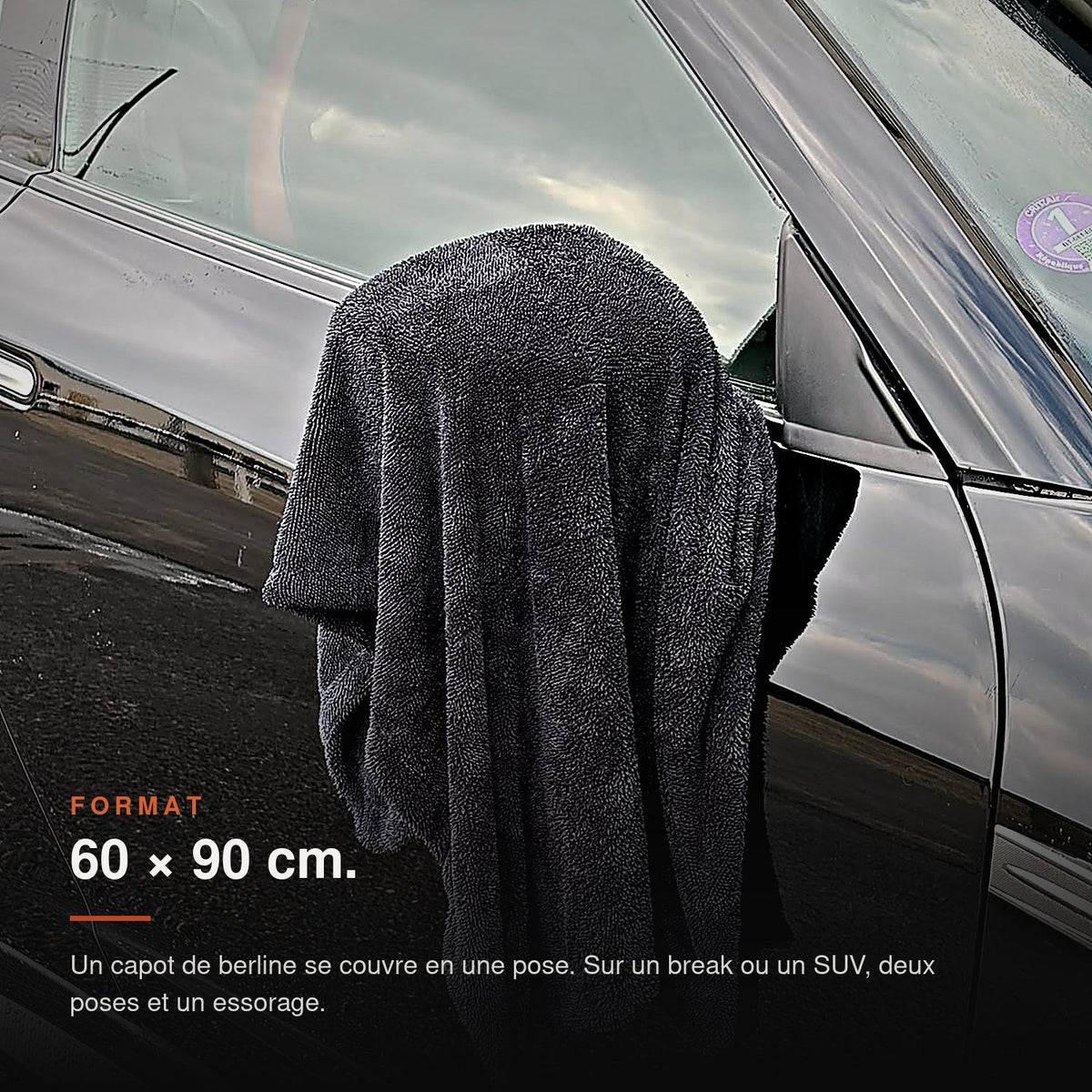 Profil d'une Nissan GT-R avec la serviette MIRE : format 60 × 90 cm