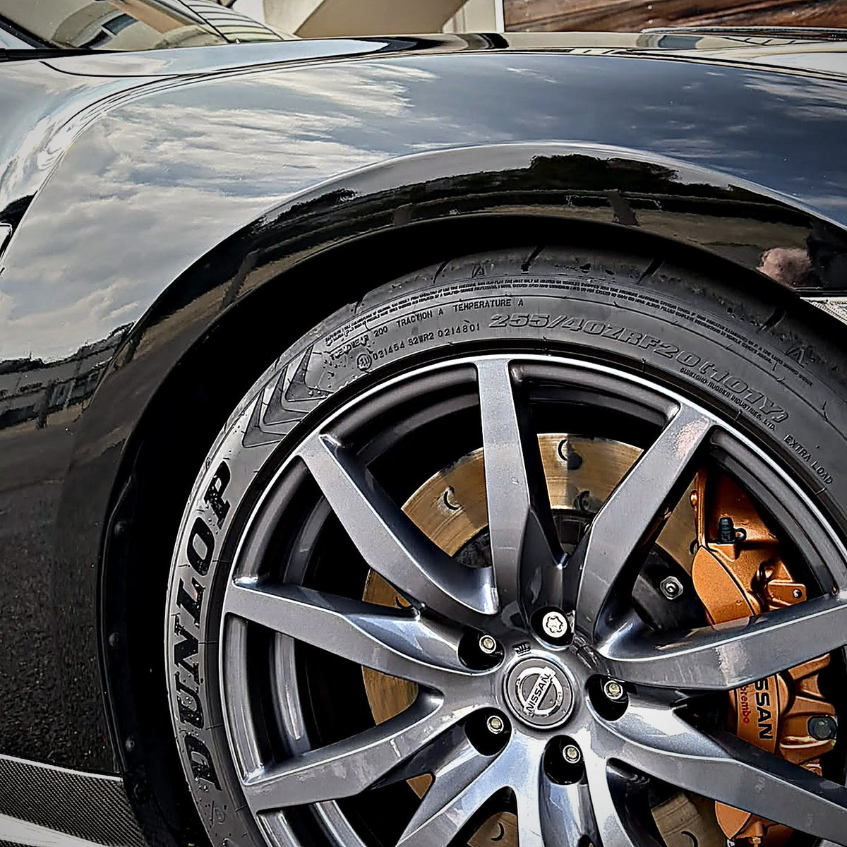 Jante et flanc d'une Nissan GT-R noire séchés à la serviette MIRE