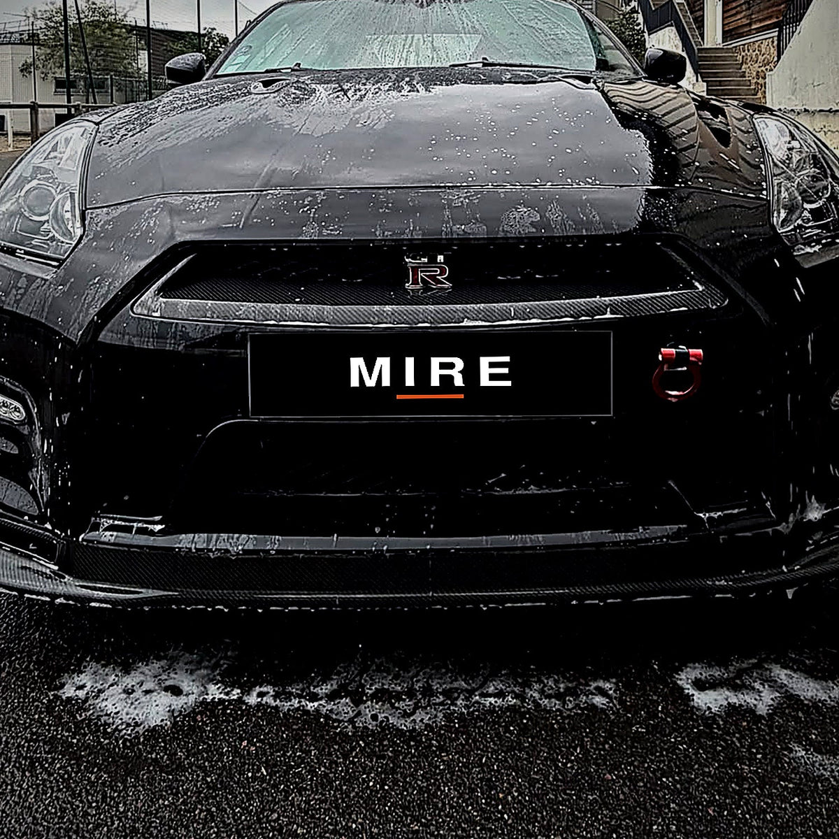 Face avant d'une Nissan GT-R noire portant une plaque MIRE