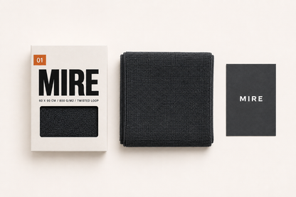 Contenu du colis MIRE : étui, serviette microfibre pliée et carte de la marque
