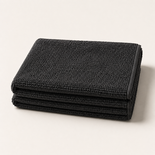 Serviette MIRE pliée de trois quarts, épaisseur des plis et densité du twisted loop visibles
