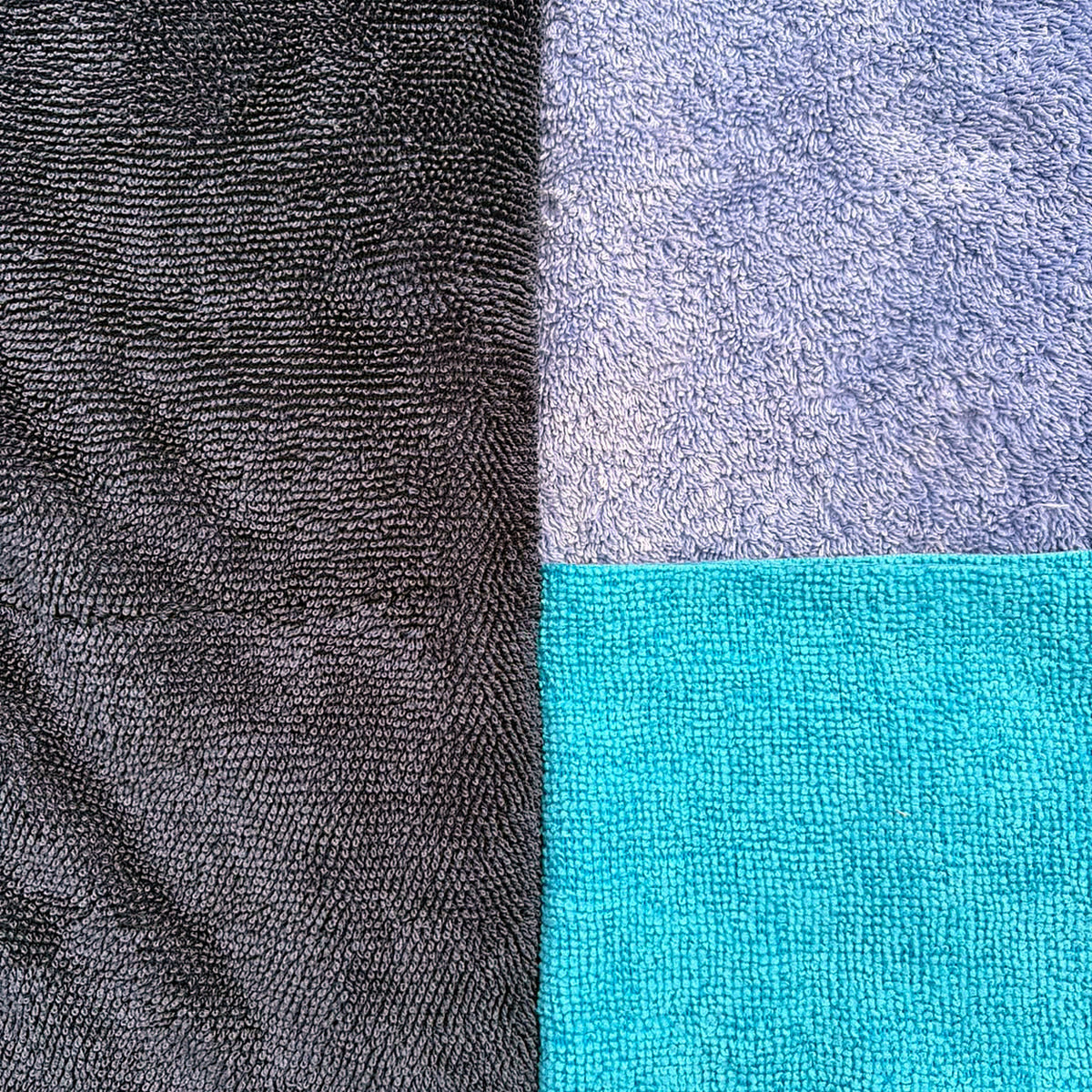 Comparaison macro de trois tissus : twisted loop MIRE, éponge de bain en coton, microfibre plate bas de gamme