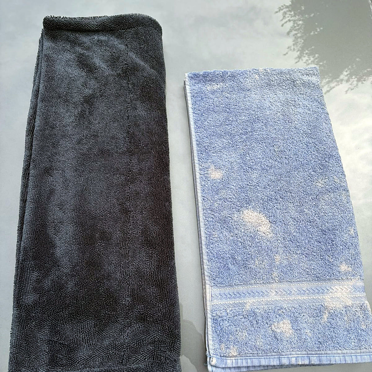 Serviette MIRE 01 et serviette de bain en coton côte à côte, différence d'épaisseur et de tissage