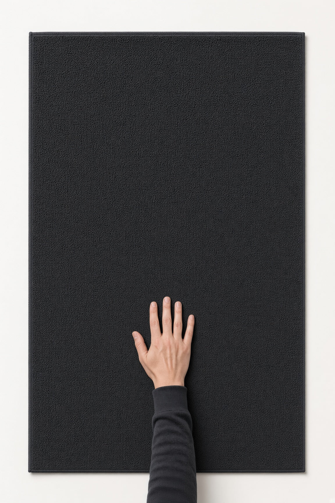 Main posée sur la serviette MIRE montrant le format réel 60 x 90 cm