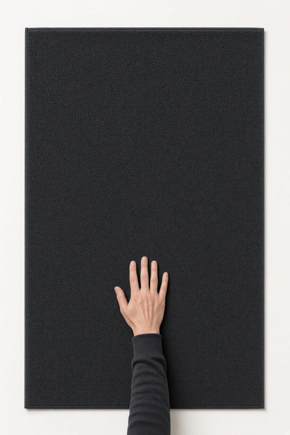 Main posée sur la serviette MIRE montrant le format réel 60 x 90 cm
